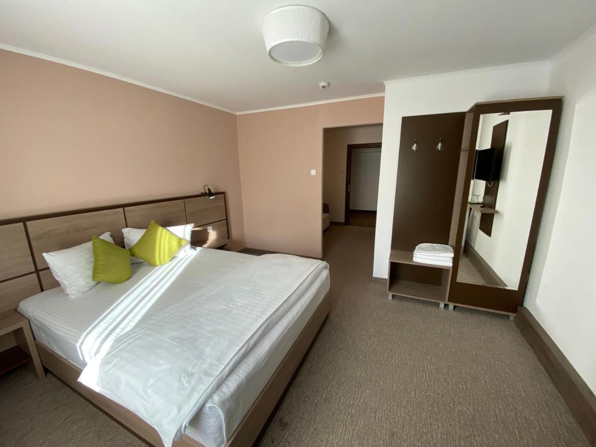 Hotel Nueva Park Braşov Esterno foto